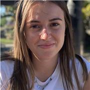 Studentessa universitaria di economia offre ripetizioni di matematica per gli studenti delle superiori e aiuto compiti per studenti di medie e elementari